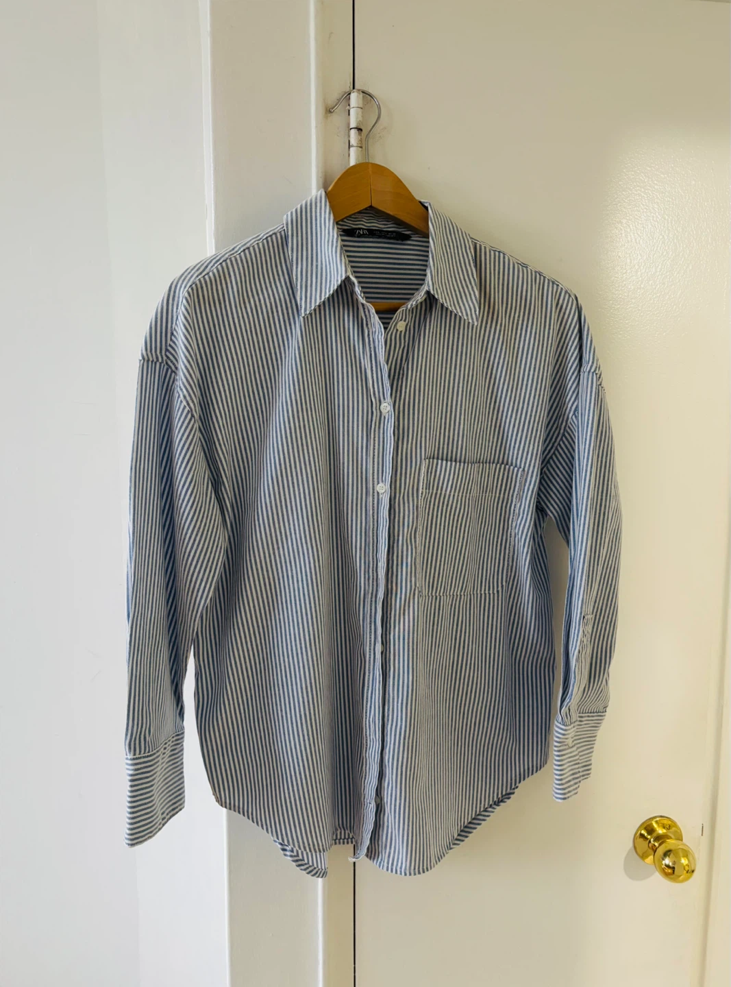 ZARA Striped Button-Up Shirt，size small. 😊