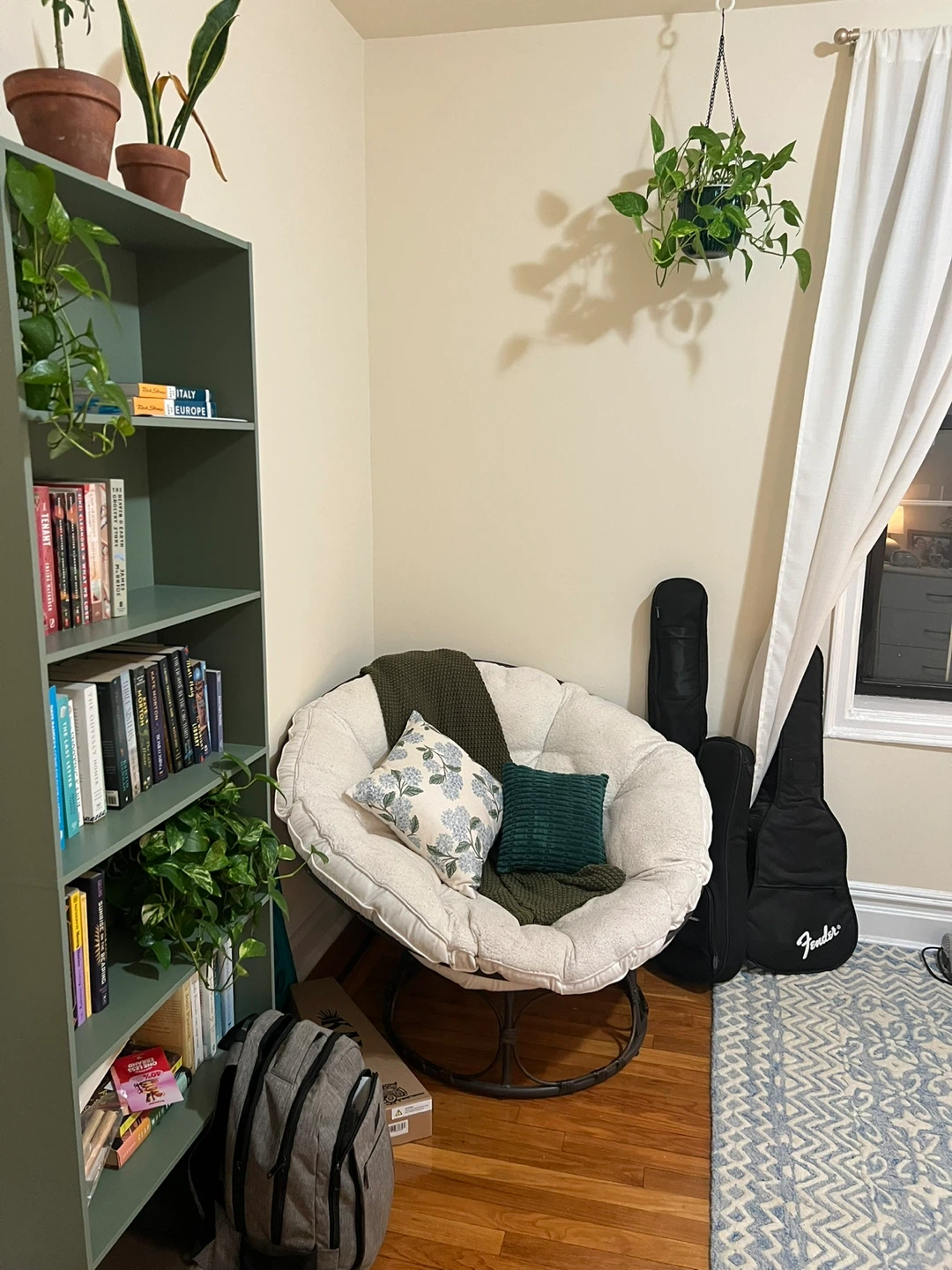 White Papasan Chair with Black Metal Frame