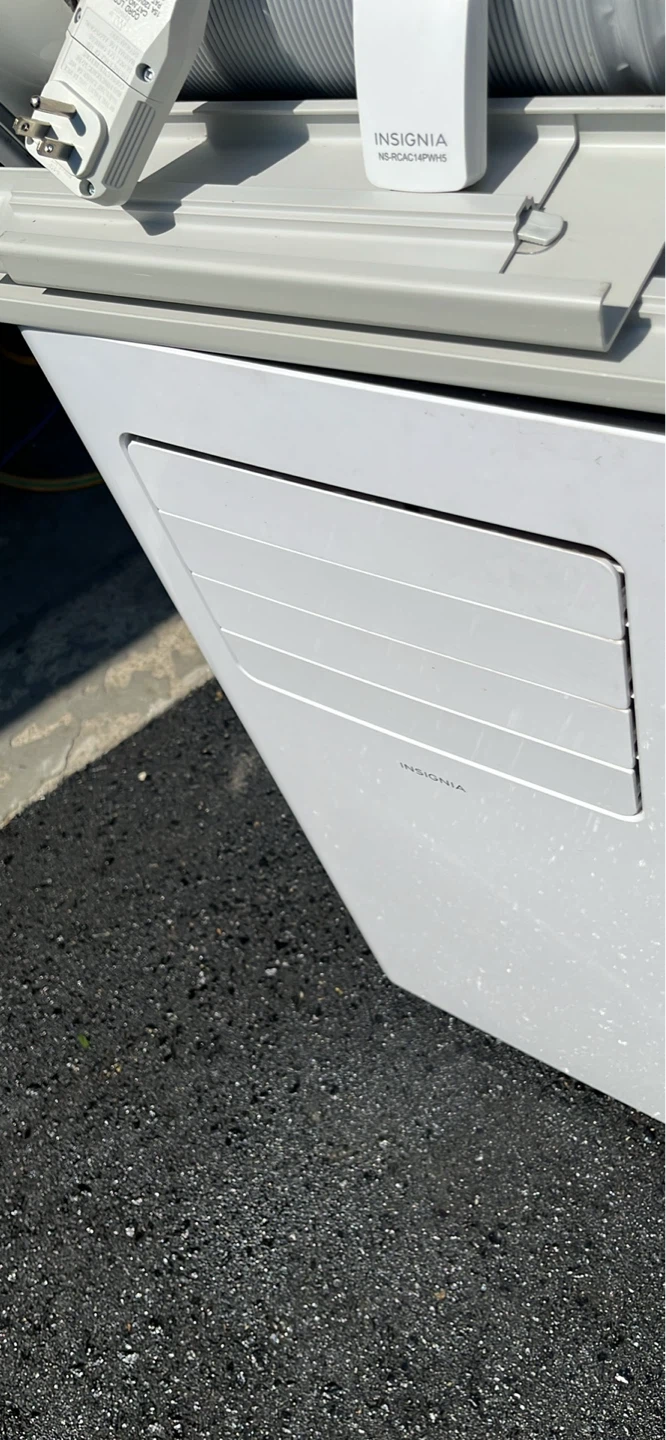 14kbtu Insignia Portable Air Conditioner like new - photo 3