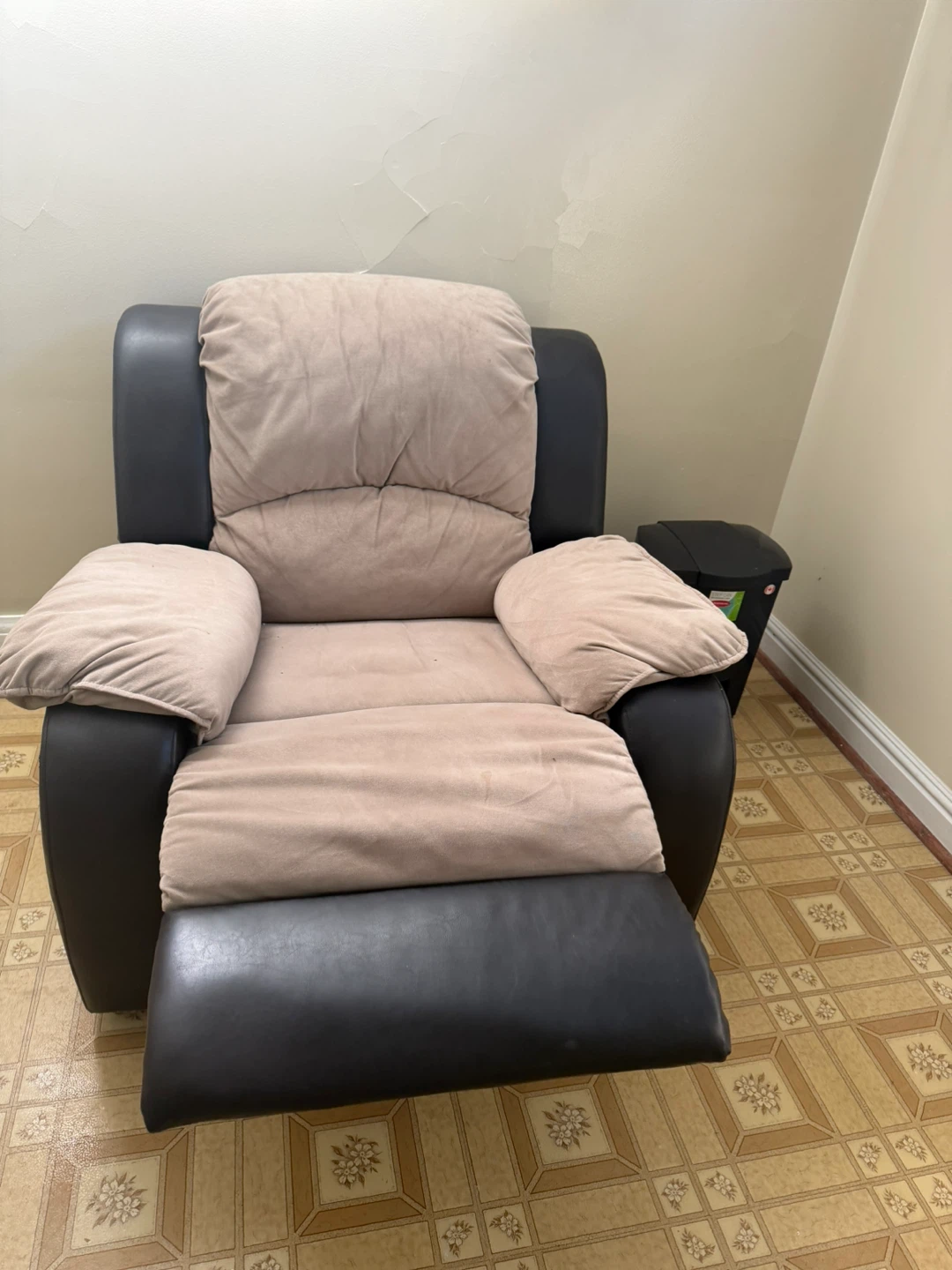 Comfortable Recliner Chair - Tan and Black