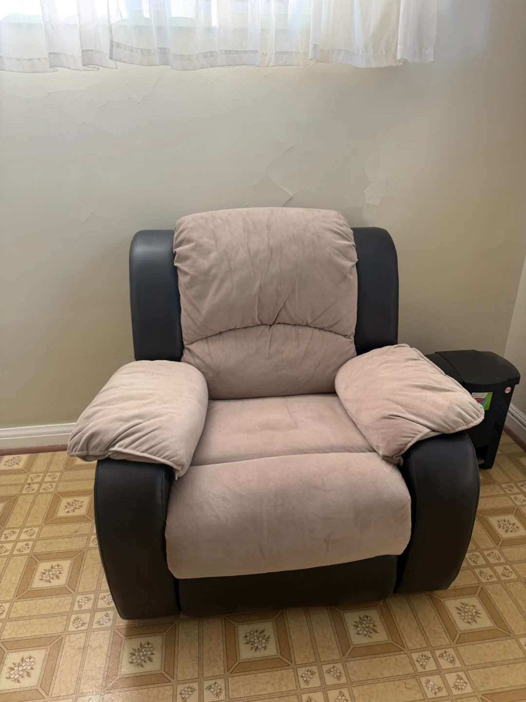 Comfortable Recliner Chair - Tan and Black - photo 2