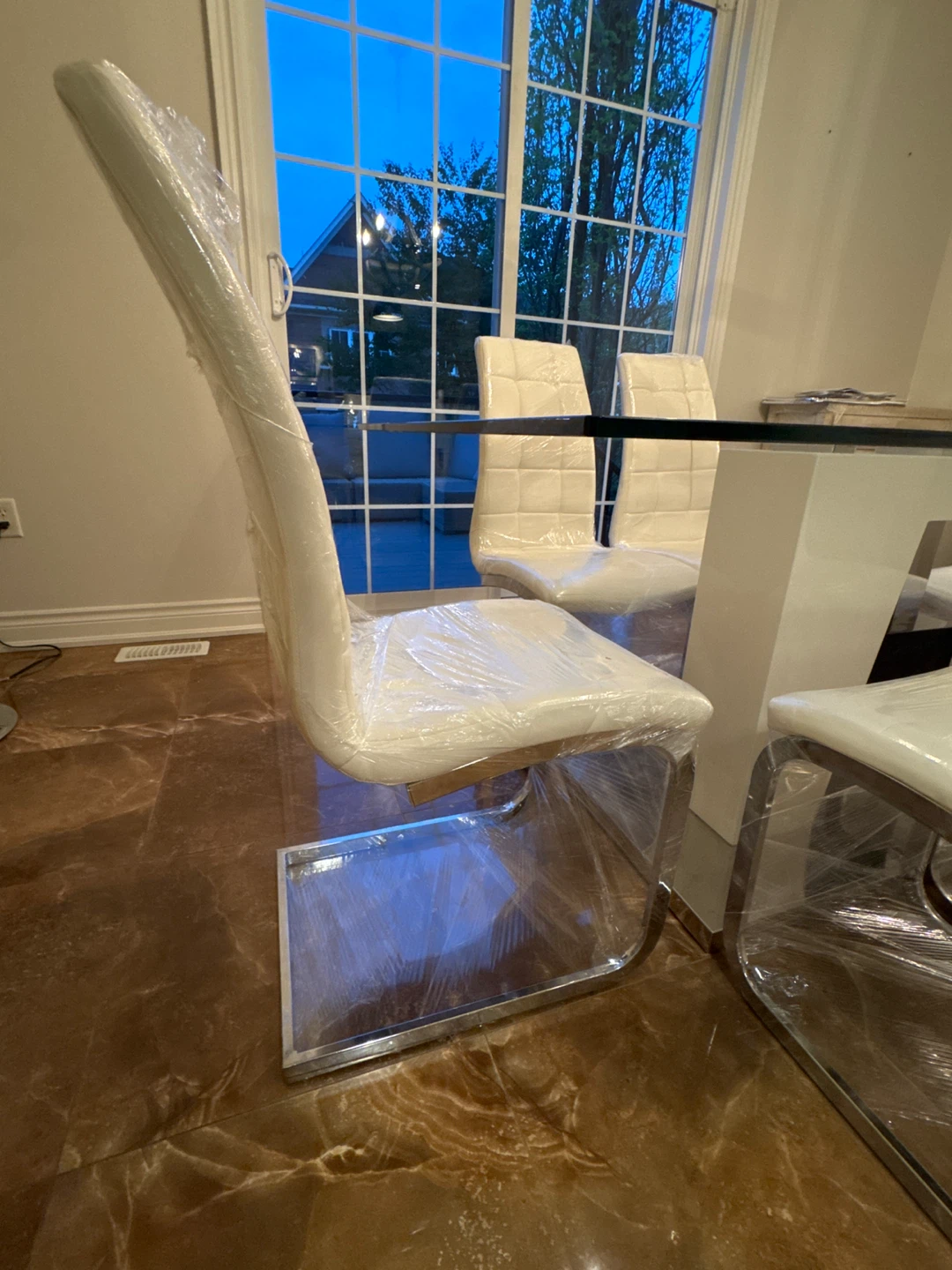 Glass Dining Table with 6 White Faux Leather Chairs - photo 5