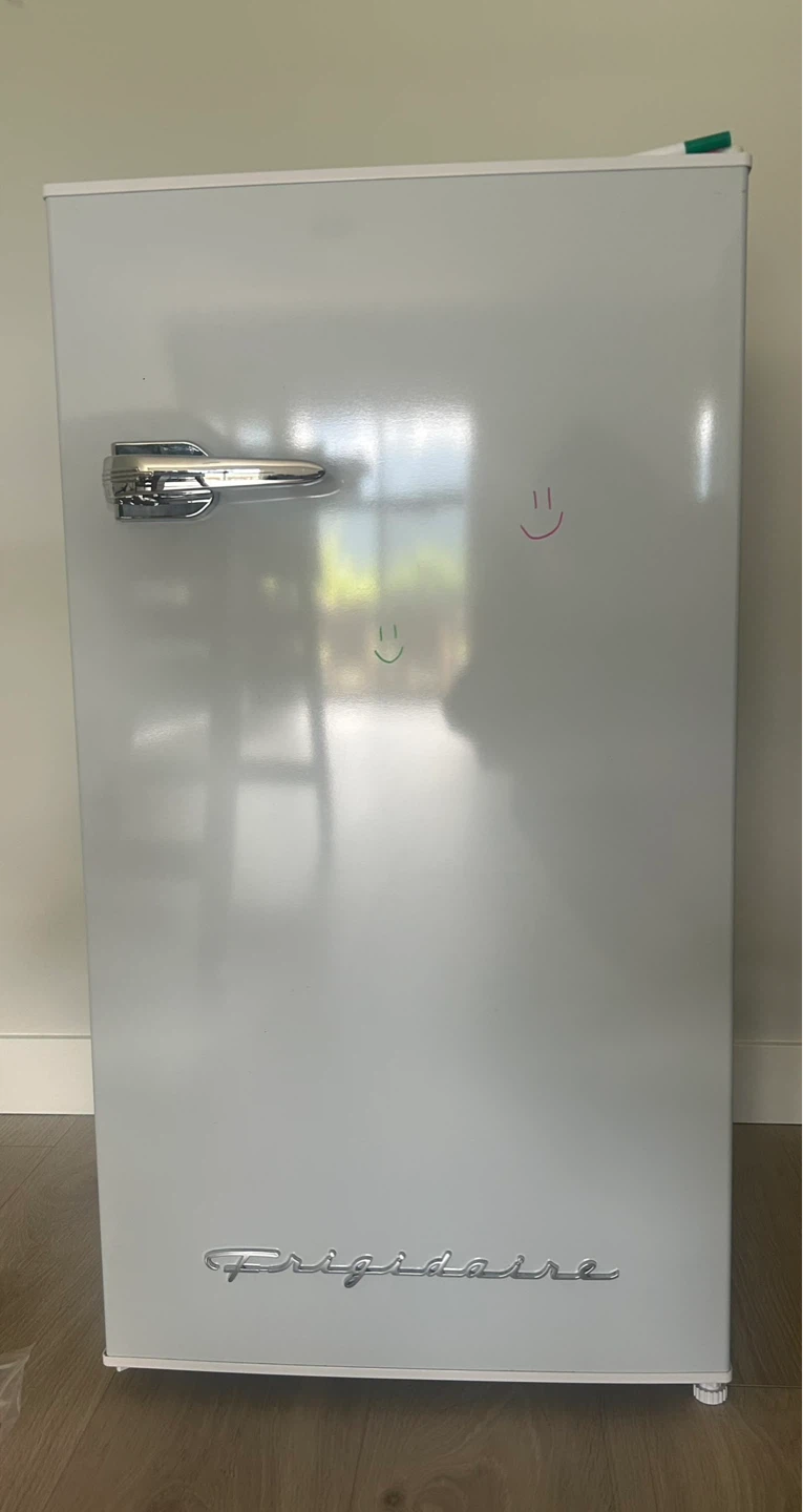 Frigidaire white eraser board mini fridge - photo 3