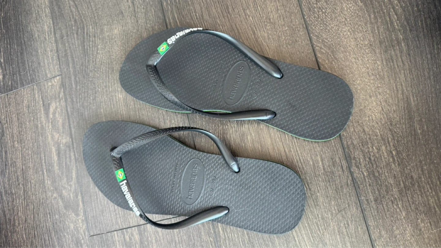 Havaianas Black Flip Flops - Women's Size 7/8 (EUR 39/40)
