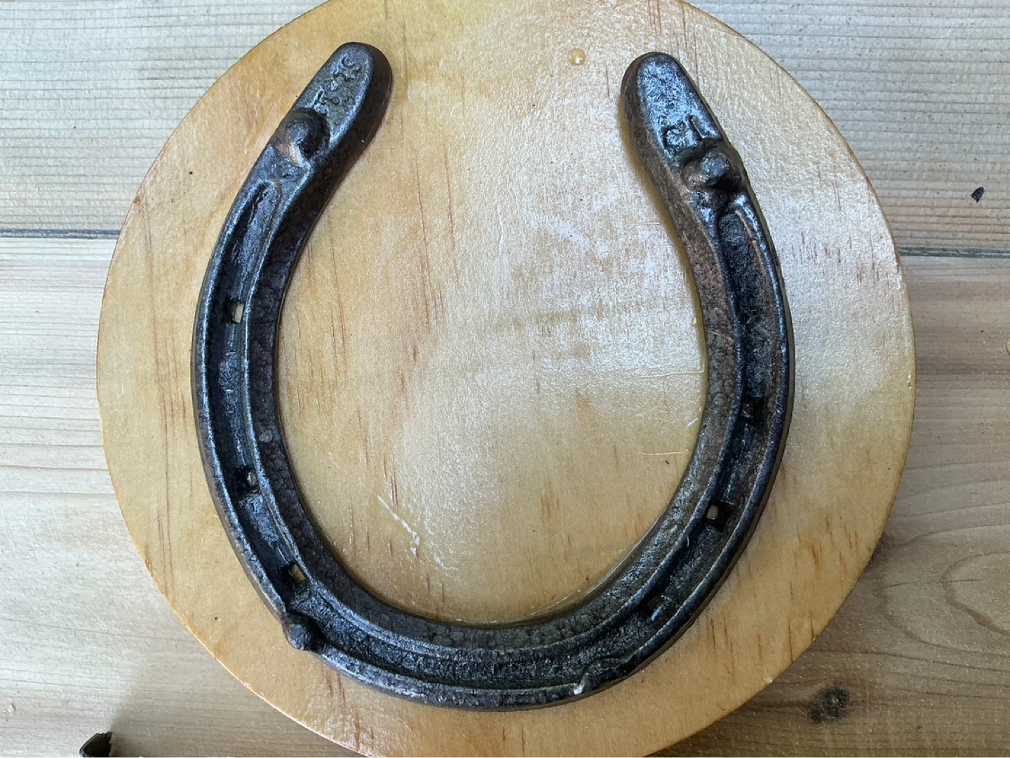 Antique Horse Shoe on Wood Plaque ! - photo 2