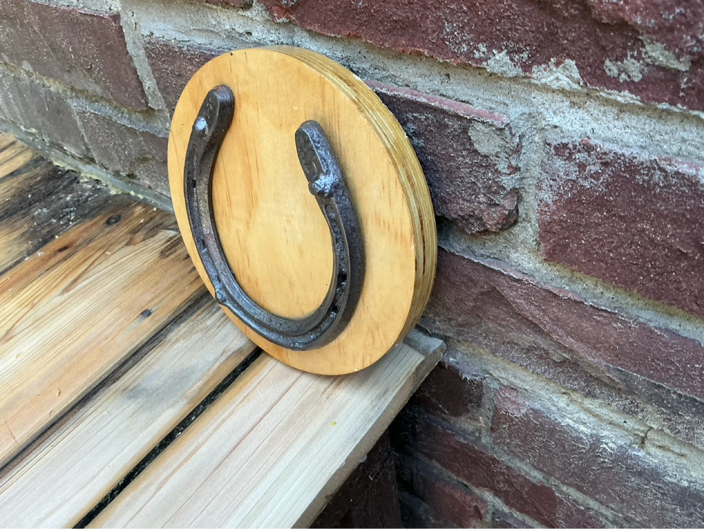 Antique Horse Shoe on Wood Plaque ! - photo 5