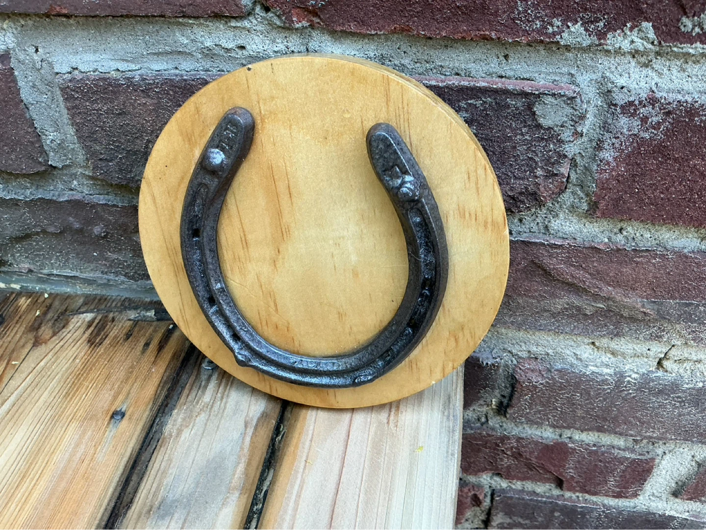 Antique Horse Shoe on Wood Plaque ! - photo 4