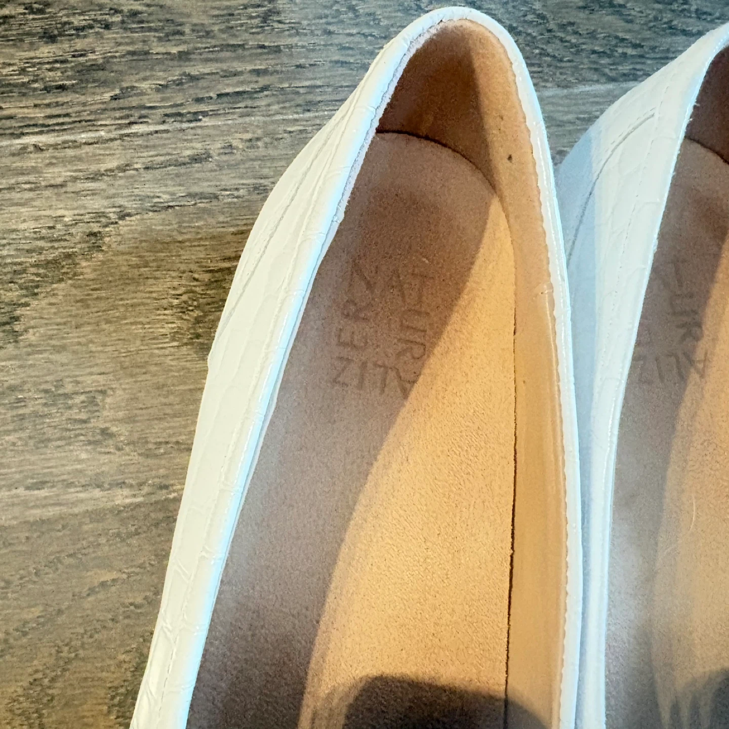 Naturalizer offWhite Crocodile Loafers - Size  9.5 - photo 3
