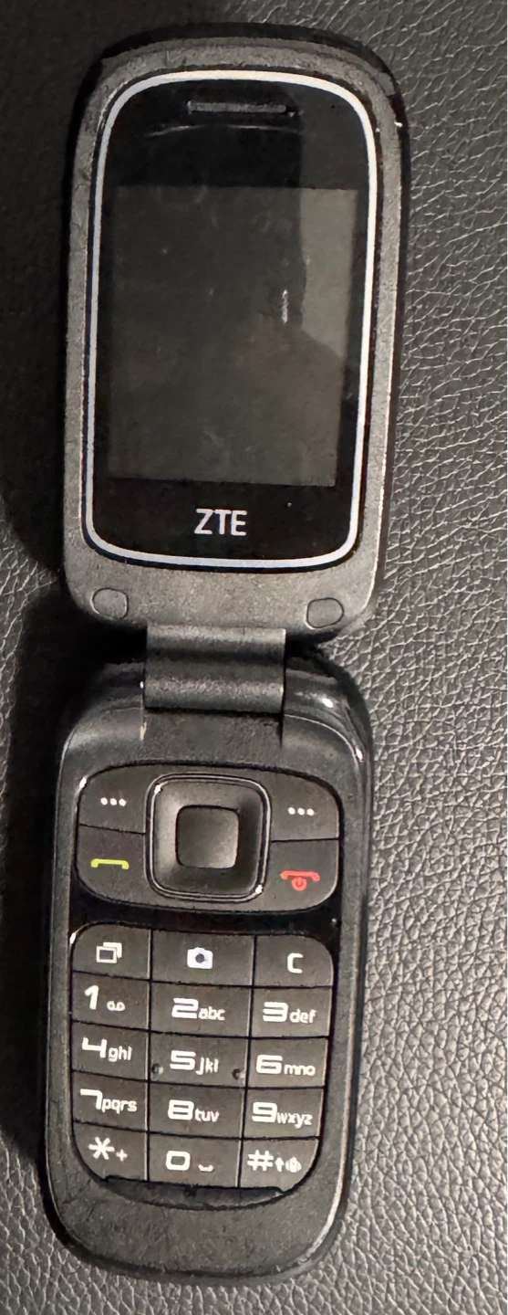 ZTE Flip Phone - photo 2