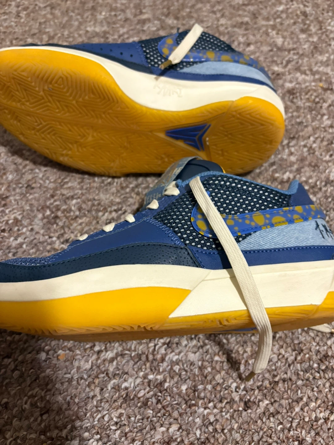 Nike Kids ja 1  (Size 5Y)