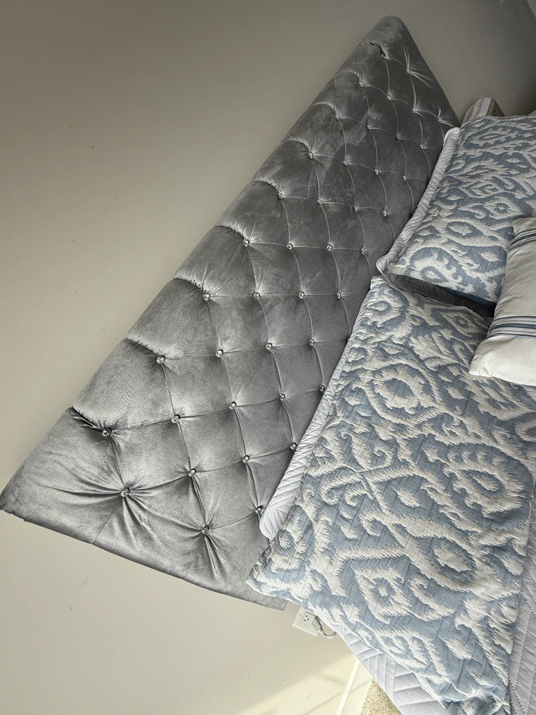 Velvet Diamond Tufted king bed (Spring box included) - photo 2