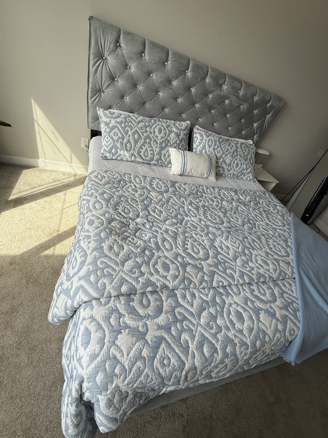 Velvet Diamond Tufted king bed (Spring box included)