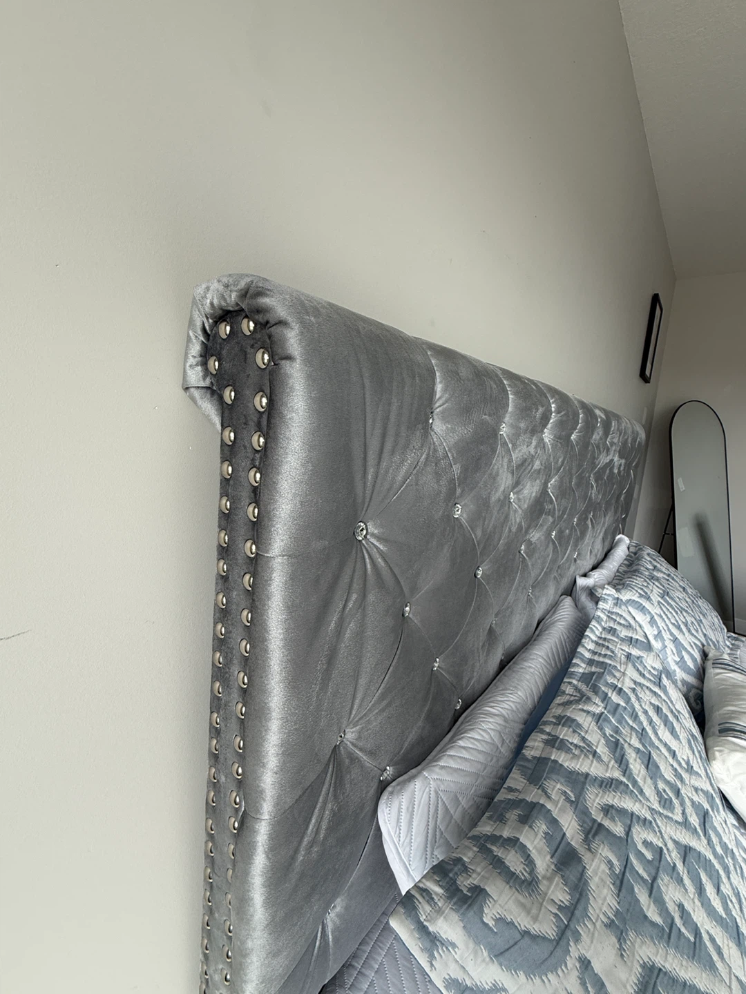 Velvet Diamond Tufted king bed (Spring box included) - photo 4