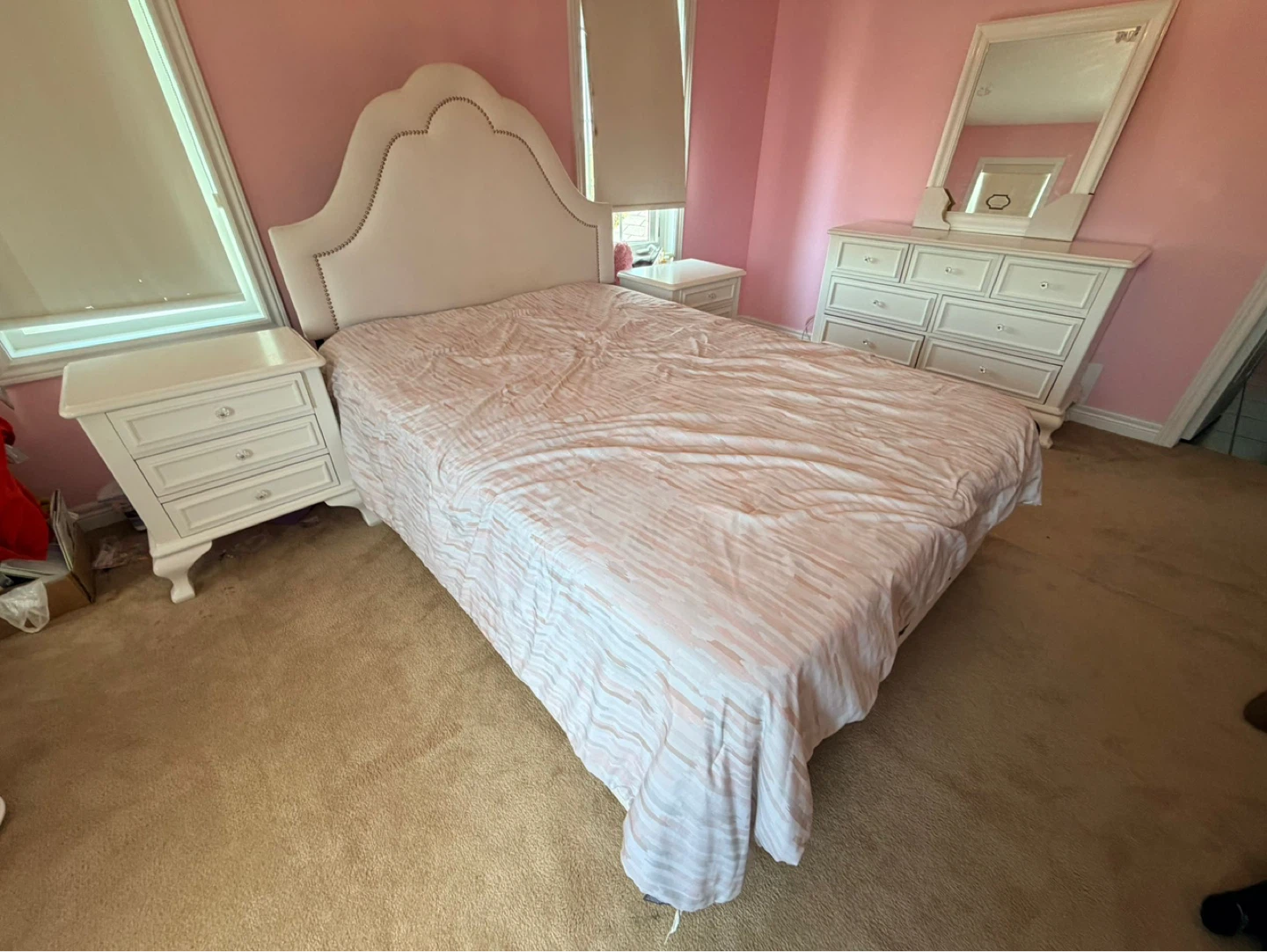 White 6-Piece Bedroom Set with Bed, Dresser, and Nightstands