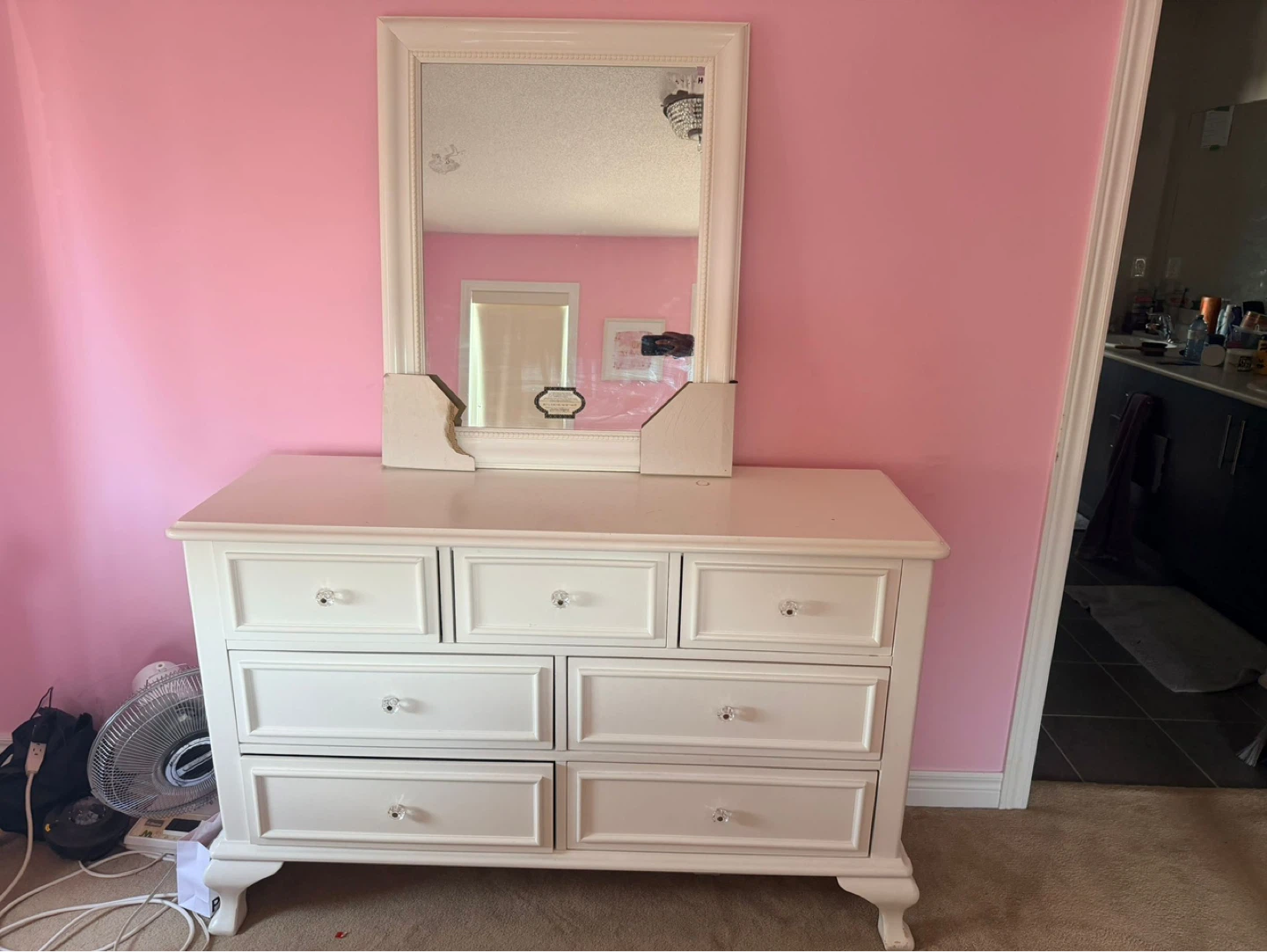 White 6-Piece Bedroom Set with Bed, Dresser, and Nightstands - photo 3