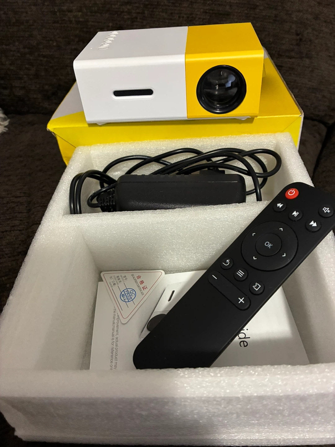 White & Yellow LED Mini Projector - photo 2
