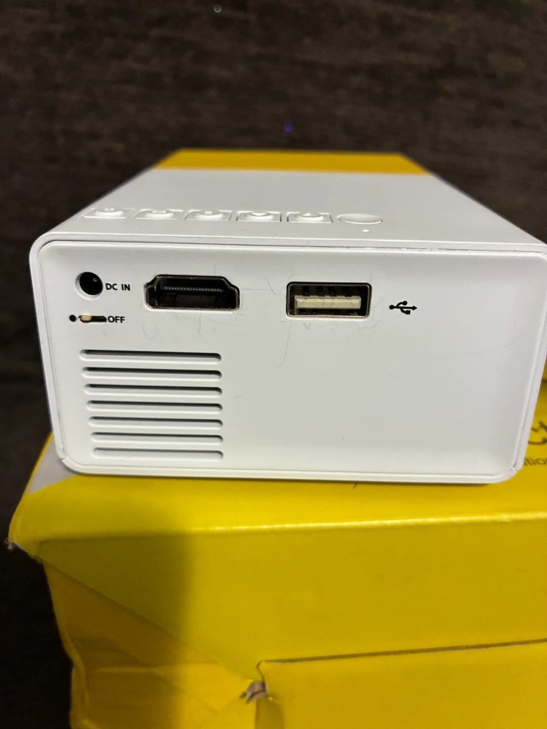 White & Yellow LED Mini Projector - photo 5