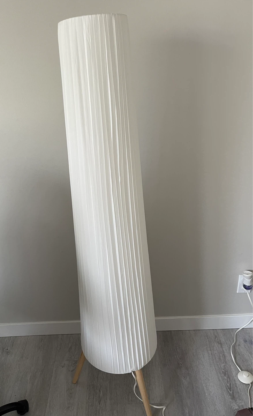 White Pleated Floor Lamp with Wood Legs - photo 2