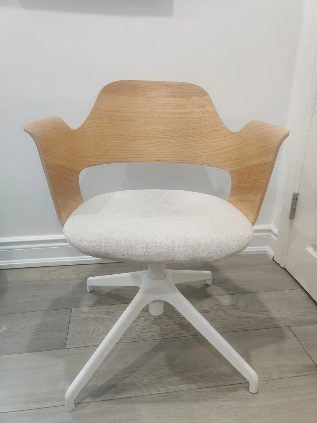 Modern Swivel Office Chair with Wood Back