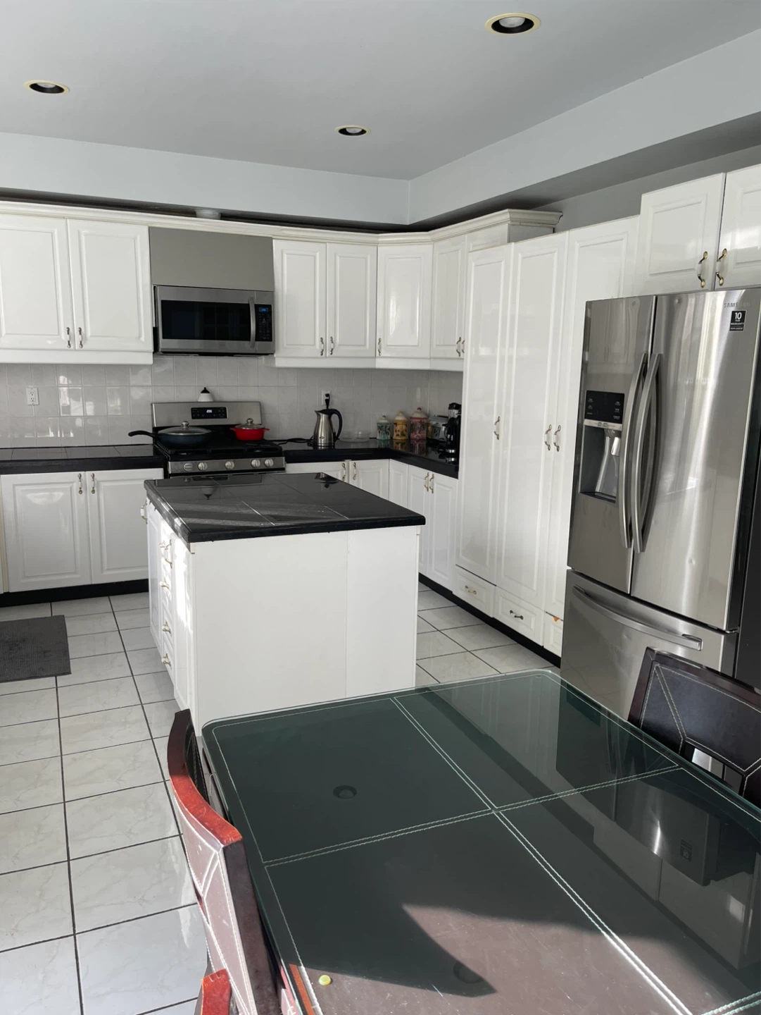 Spacious Family Home with Modern Kitchen and Grand Staircase - photo 5