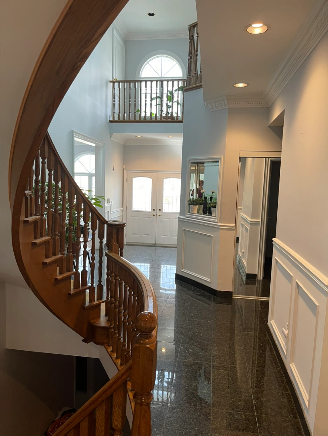 Spacious Family Home with Modern Kitchen and Grand Staircase - photo 3