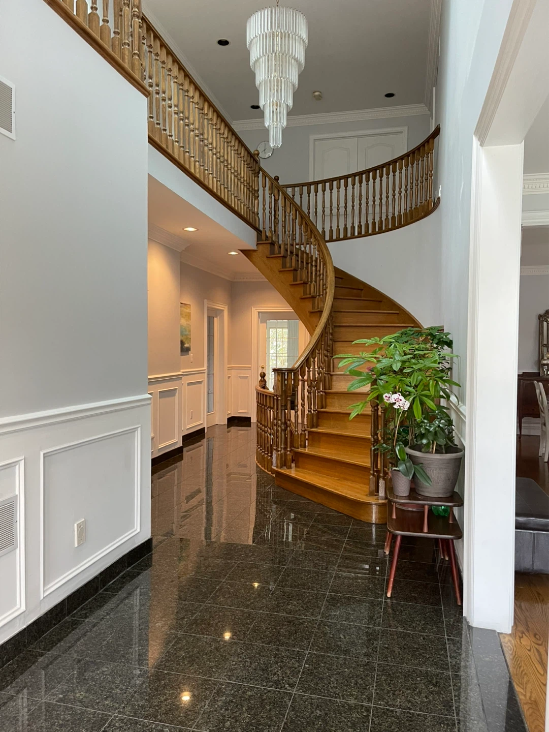 Spacious Family Home with Modern Kitchen and Grand Staircase - photo 2