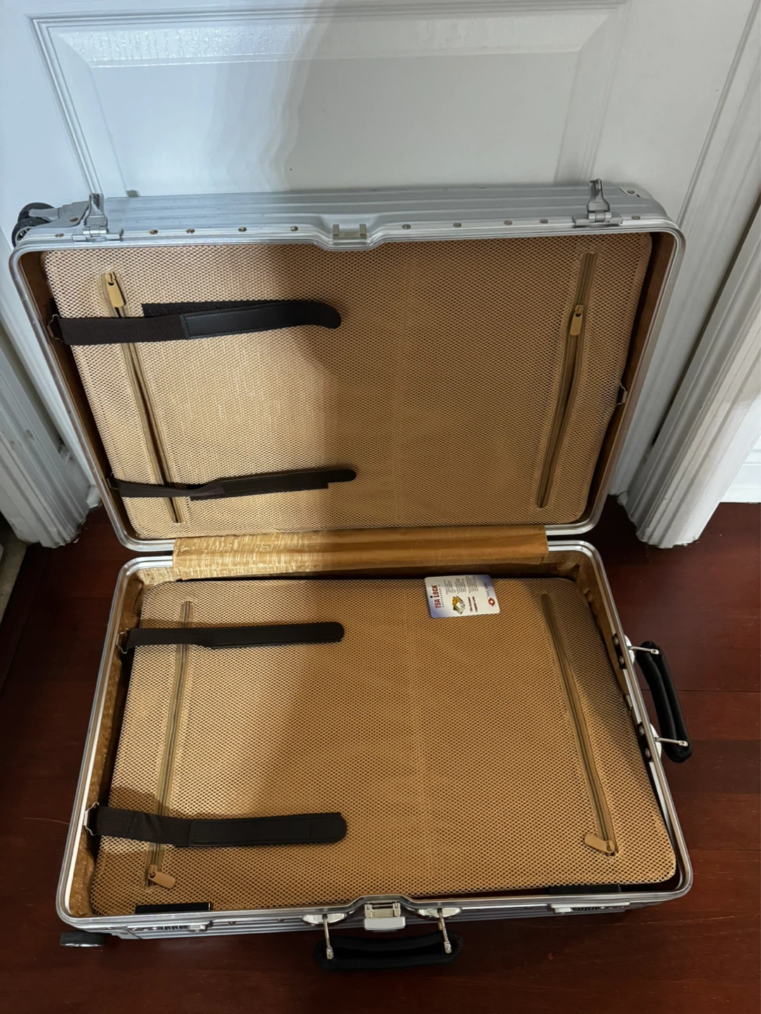 Rimowa-style luggage - photo 5