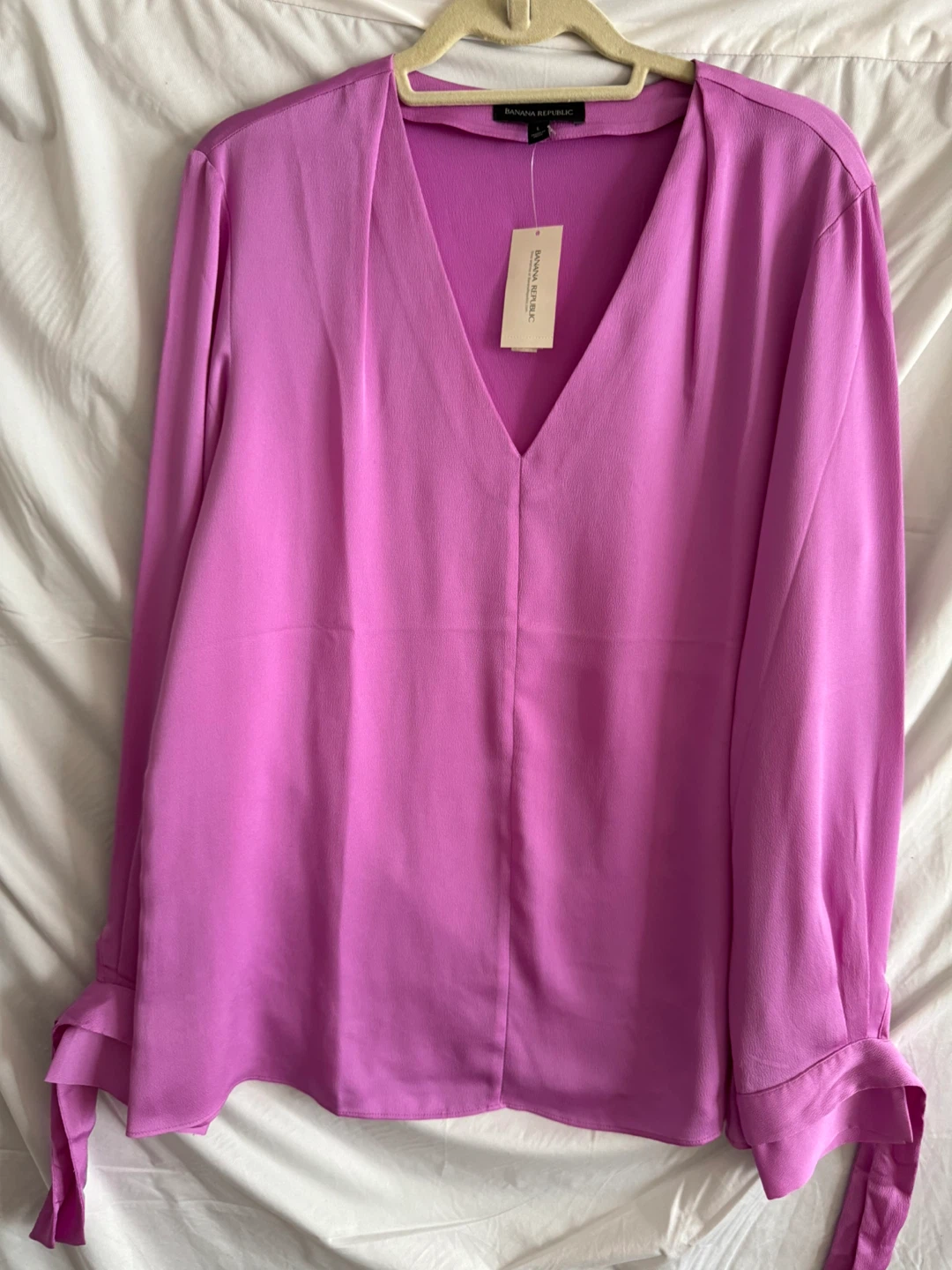 Banana Republic Women’s v-neck shirt. Size L. New w/ tags. - photo 2