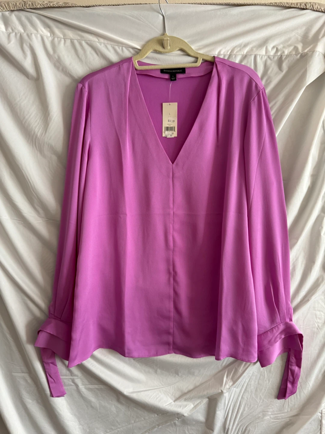 Banana Republic Women’s v-neck shirt. Size L. New w/ tags.