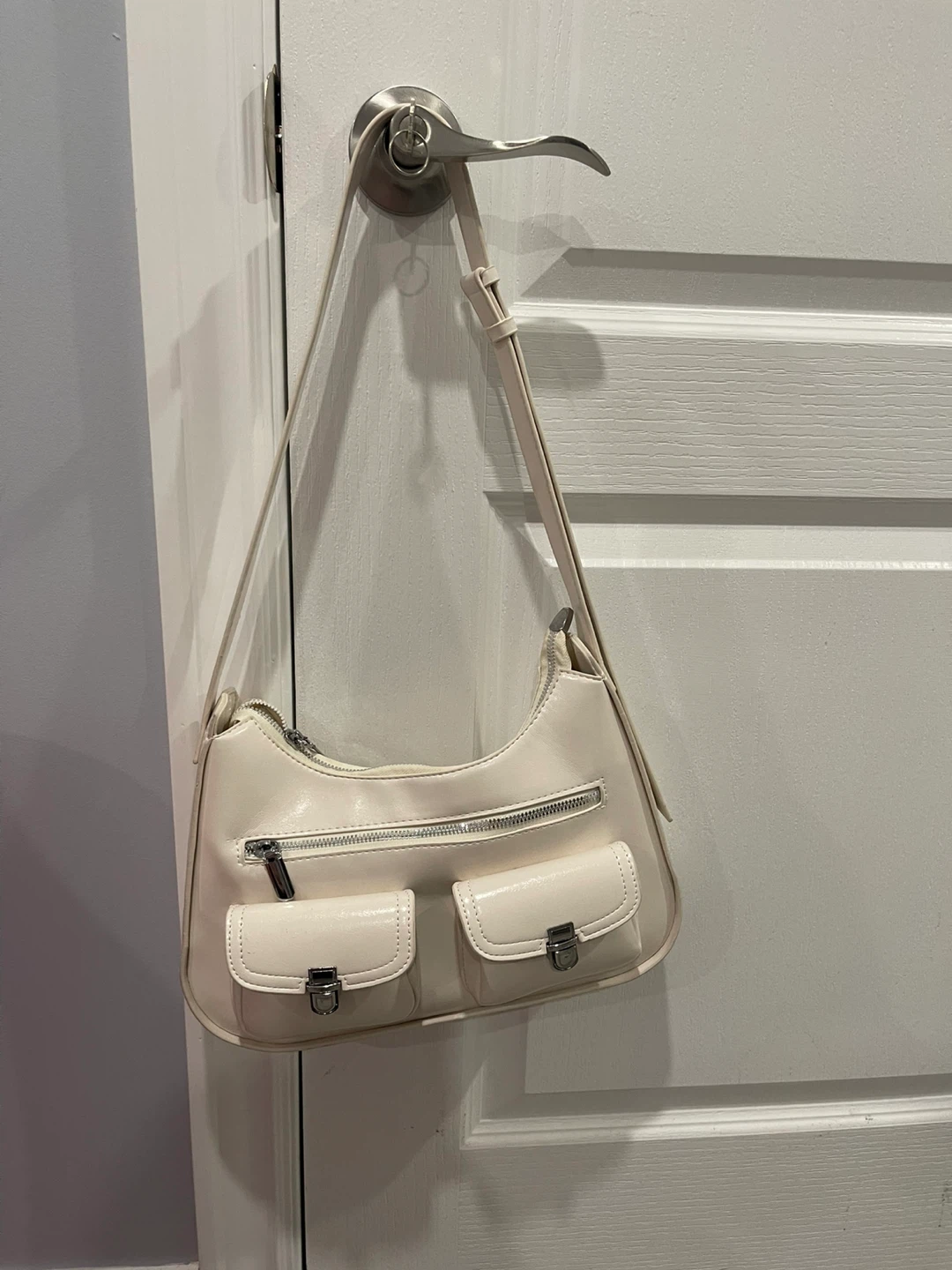 Cream shoulder bag with front pockets