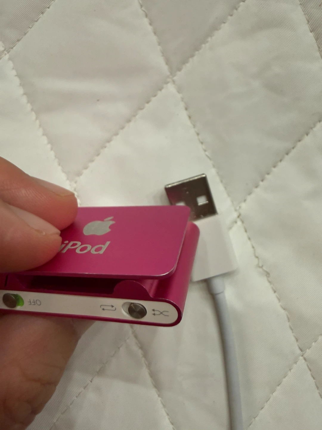 Pink Apple iPod Shuffle (2nd Gen) with USB Cable - photo 4