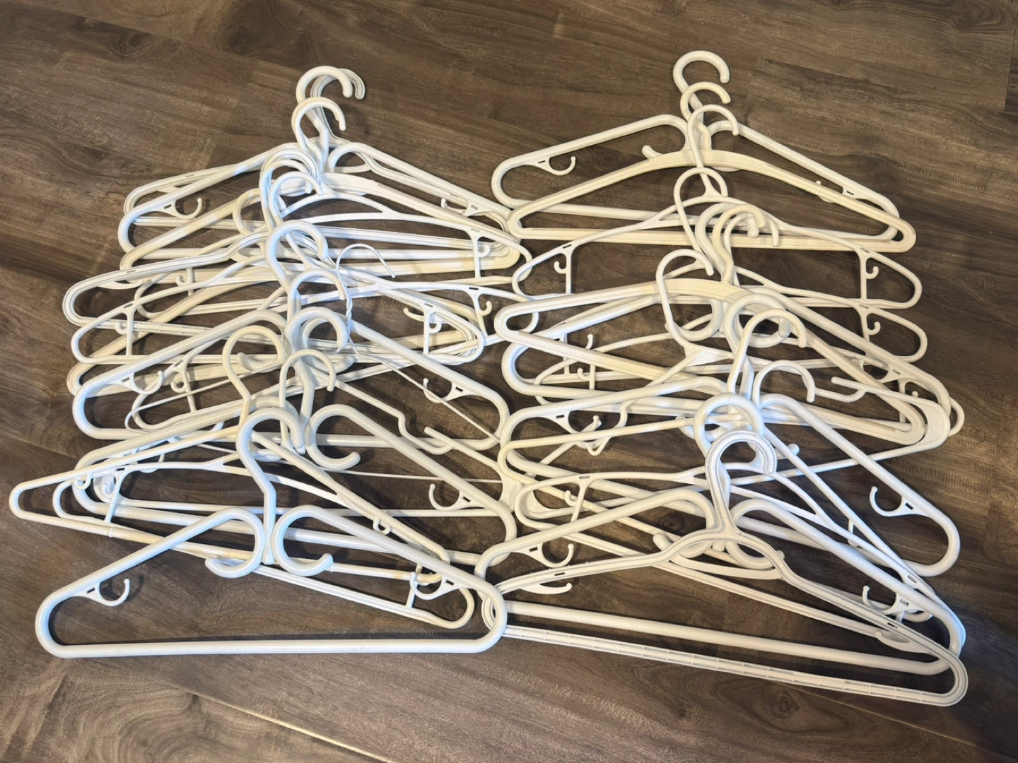 Set of 28 White Plastic Hangers - photo 2