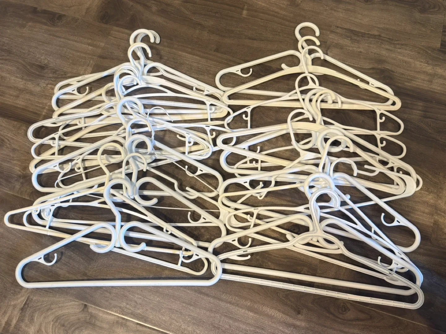 Set of 28 White Plastic Hangers - photo 2