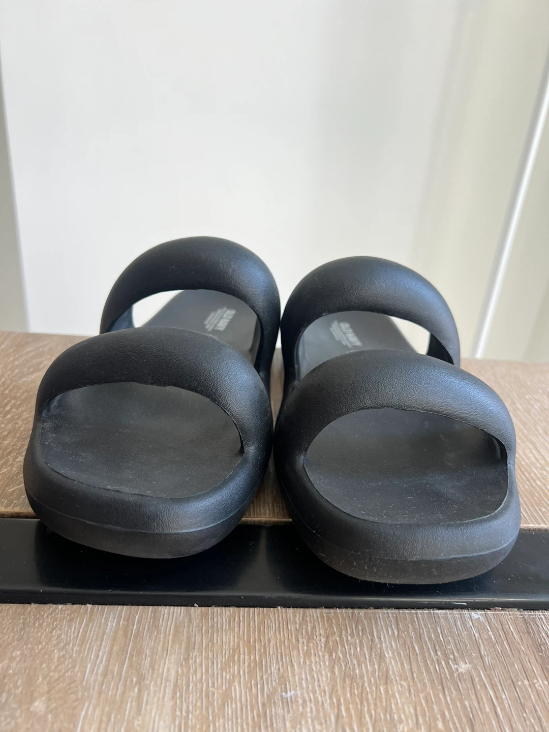 Old Navy Black Double-Strap Puff Slide Sandals, size 8 - photo 2