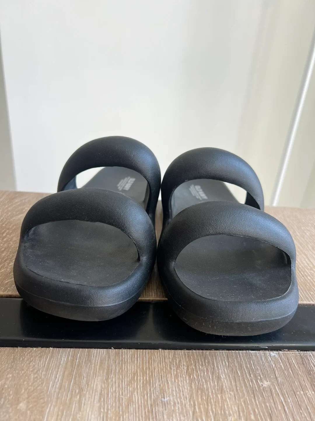 Old Navy Black Double-Strap Puff Slide Sandals, size 8 - photo 2