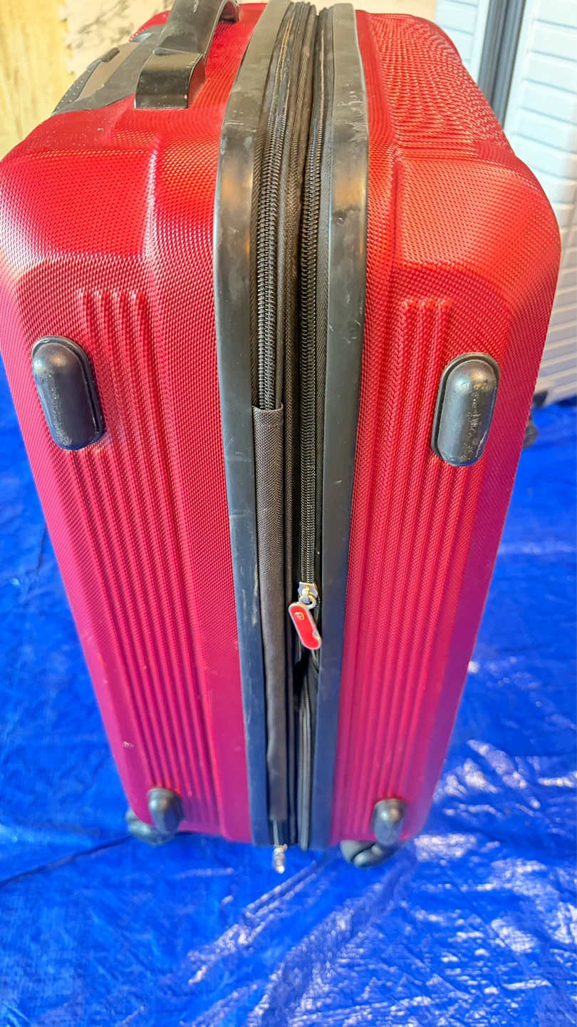 Red Wenger Suitcase - photo 2