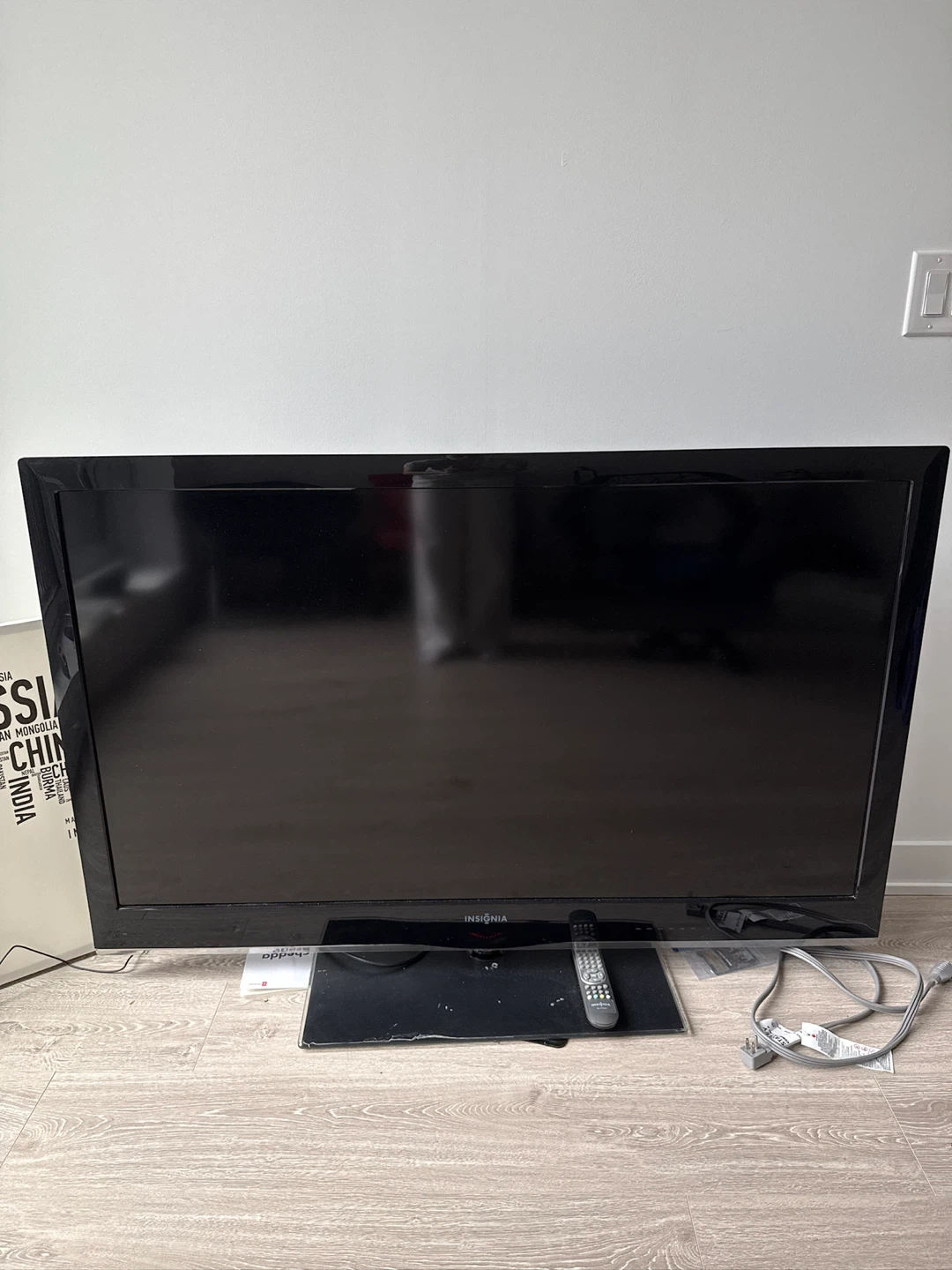 Insignia 27" LCD TV