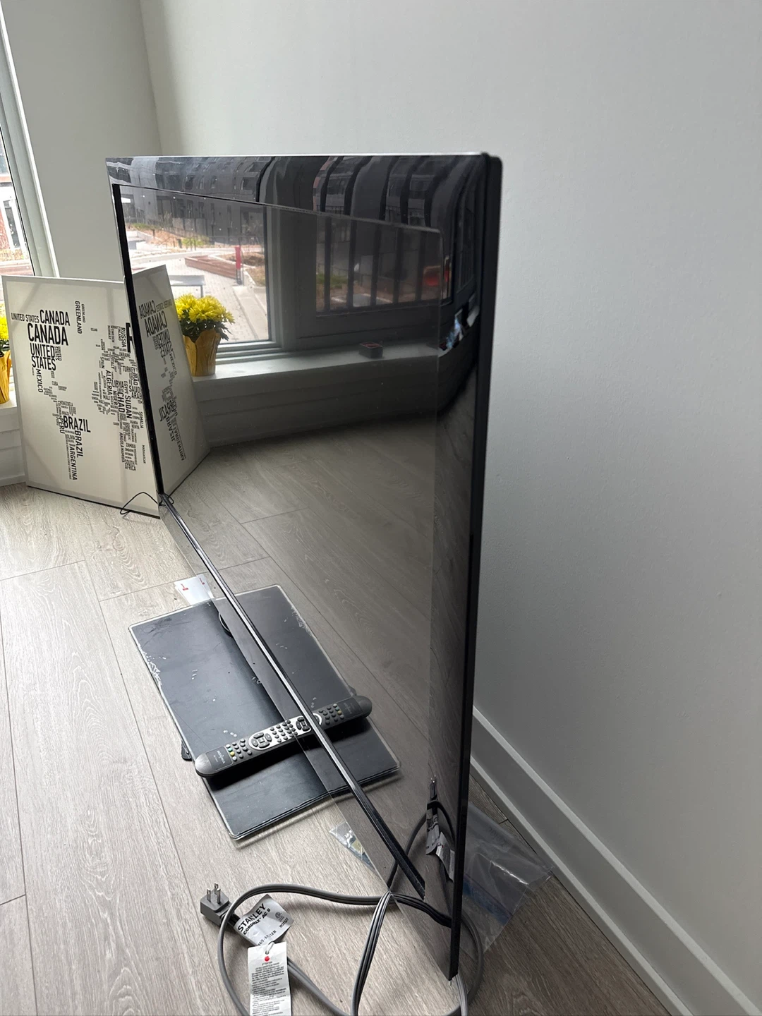 Insignia 27" LCD TV - photo 2