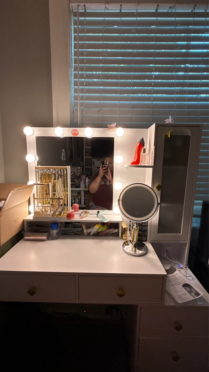 White Vanity Set with Lighted Mirror - photo 2