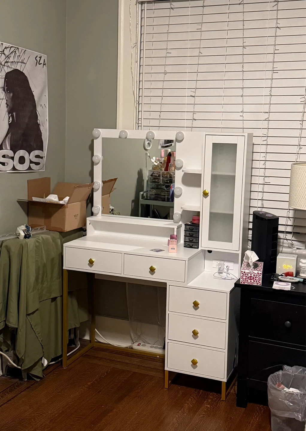 White Vanity Set with Lighted Mirror - photo 3