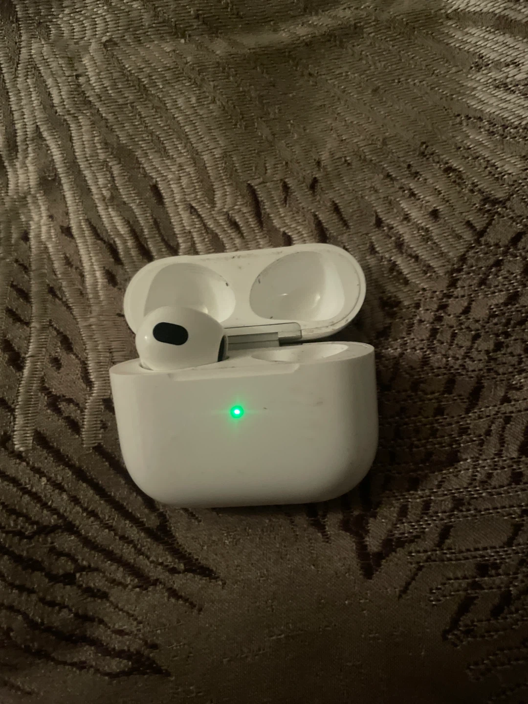 Apple AirPods Pro Charging Case, comes with one left airpod - photo 3