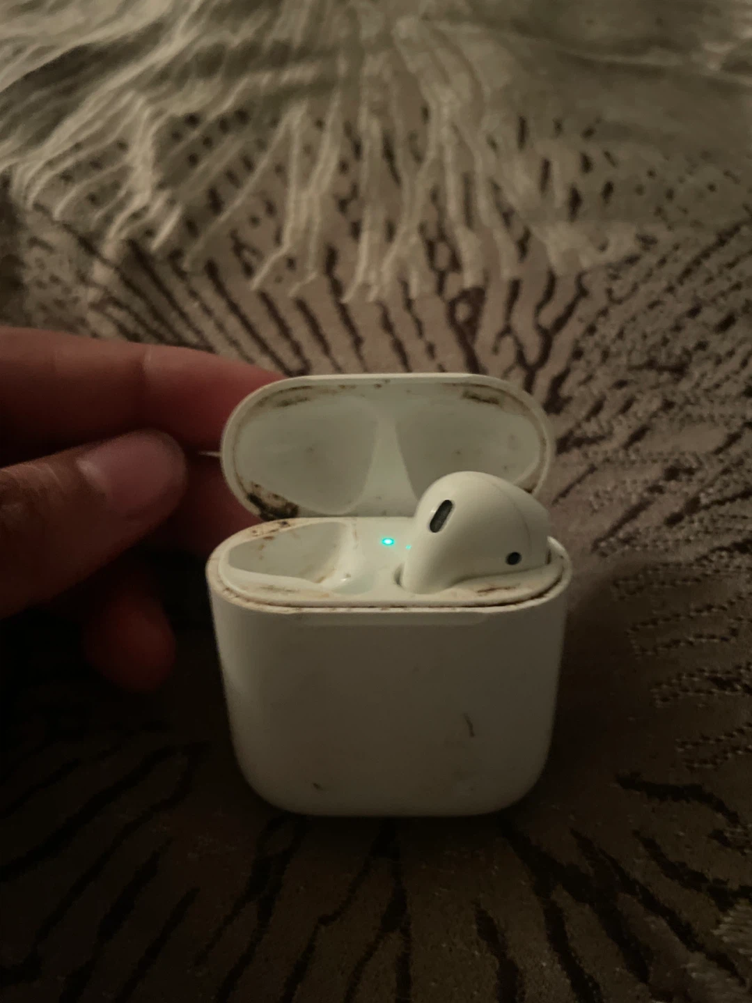 Apple AirPods Charging Case, comes with one right airpod - photo 3