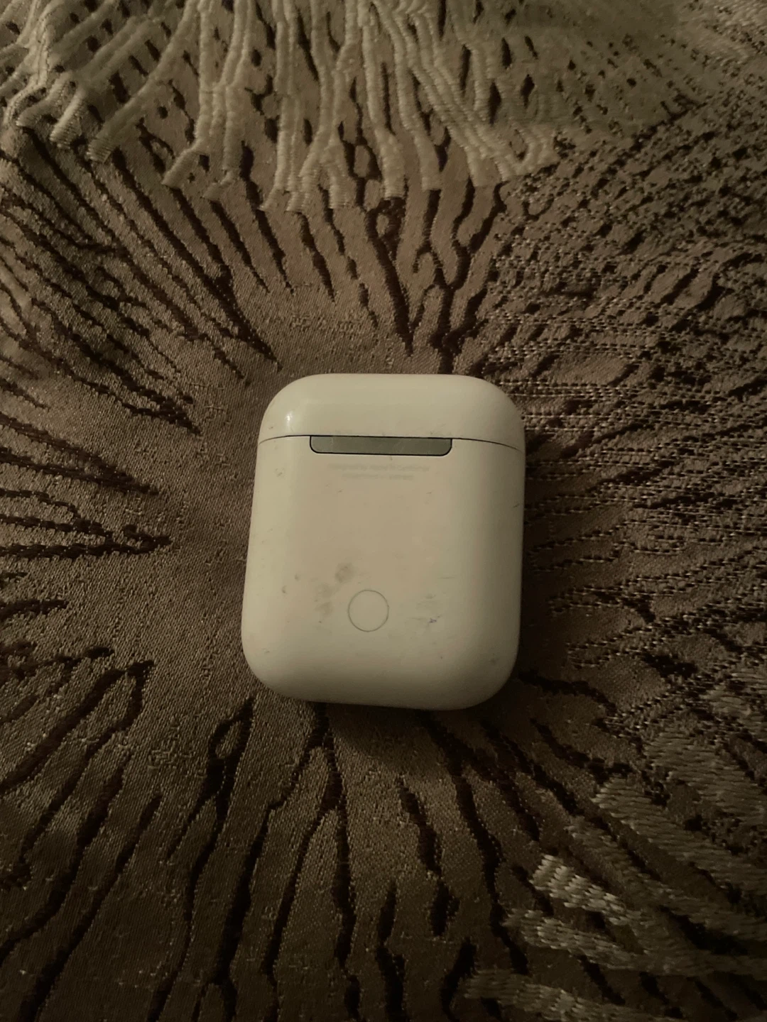 Apple AirPods Charging Case, comes with one right airpod - photo 2