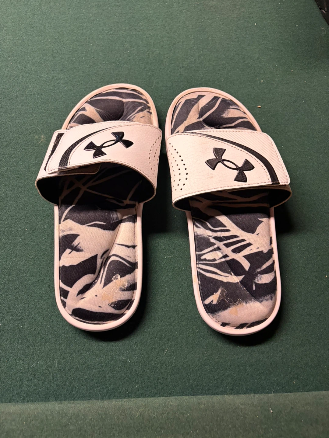 Under Armour Slides Youth Size 4Y