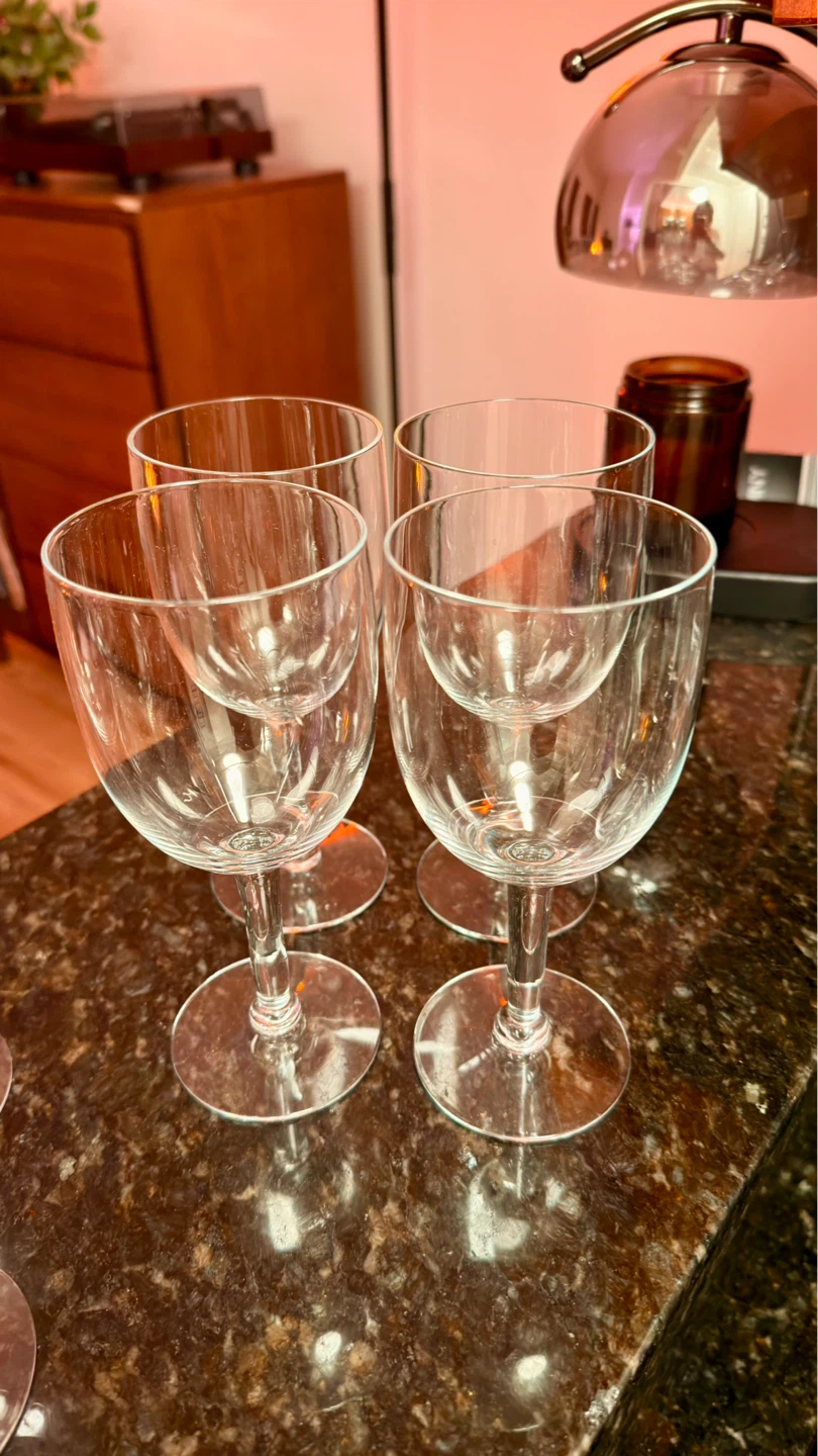 Set of 4 modern clear wine glasses in excellent condition - photo 2