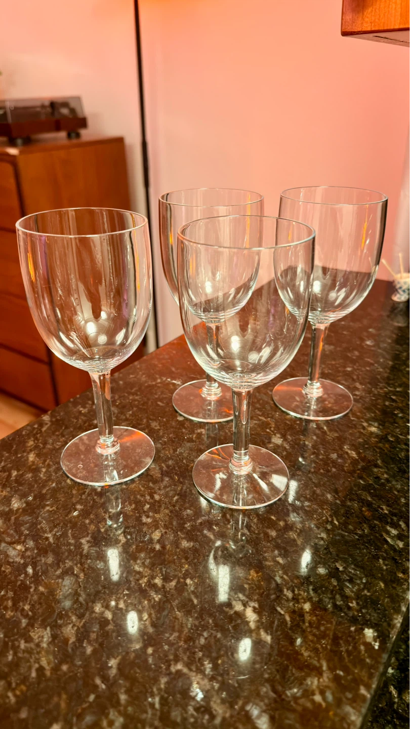 Set of 4 modern clear wine glasses in excellent condition