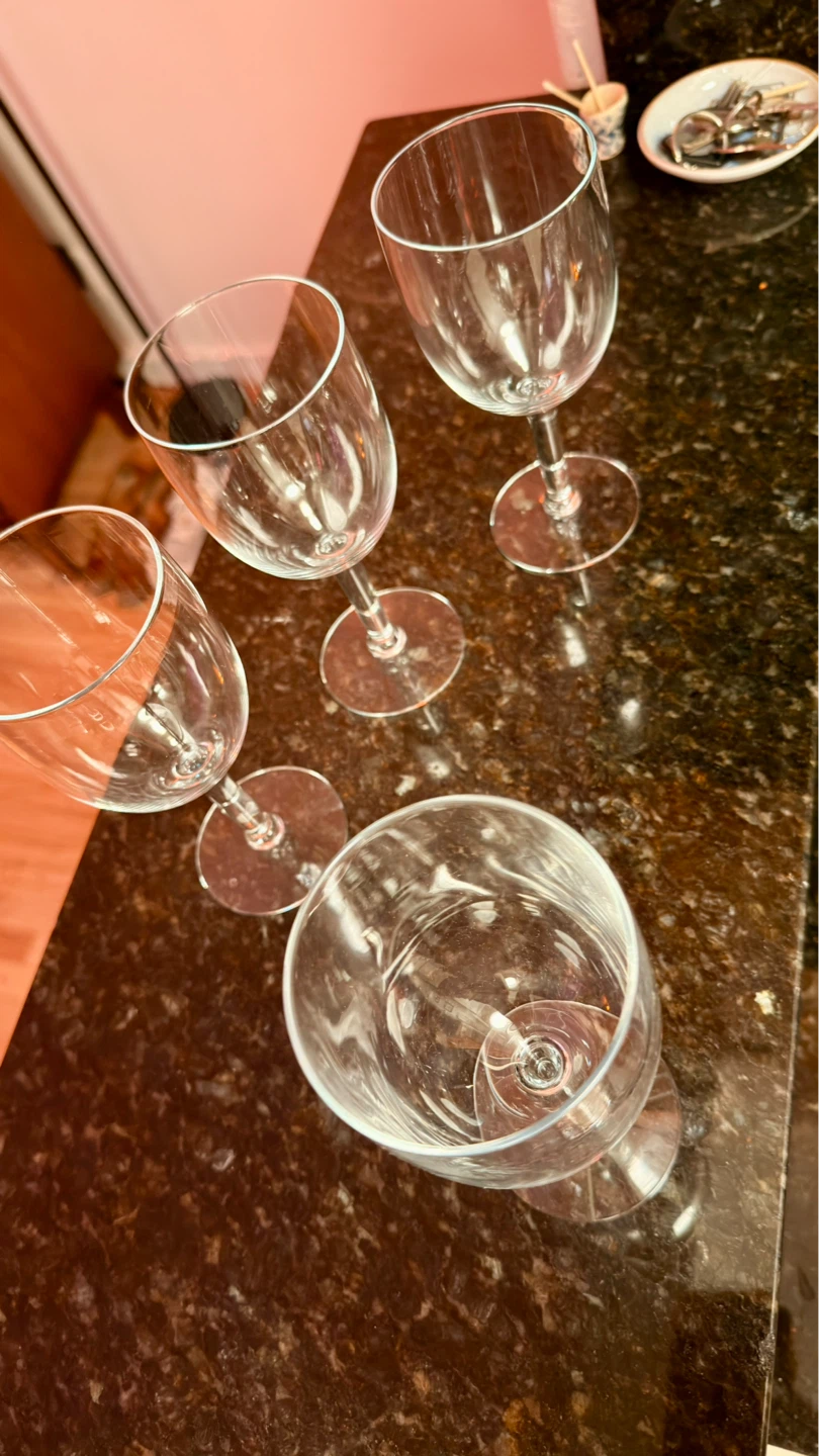 Set of 4 modern clear wine glasses in excellent condition - photo 3