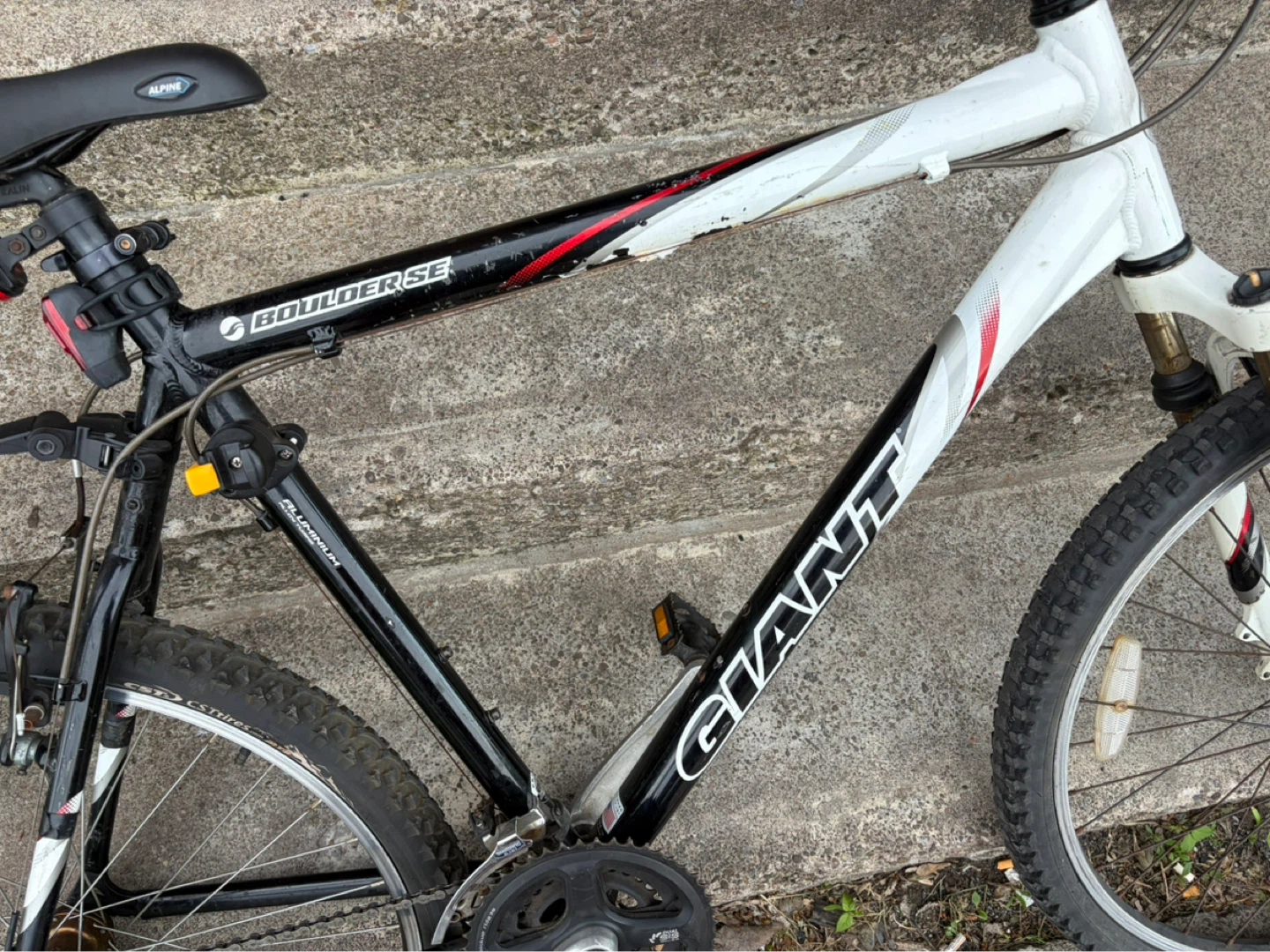 Giant Boulder SE Mountain Bike - photo 2