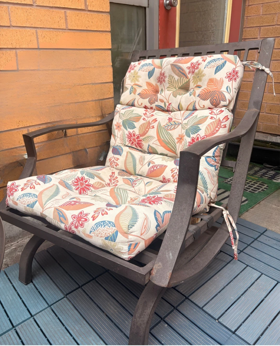 OUTDOOR PATIO SET: 3x Chairs + 1x Table + 3x Cushions - photo 2