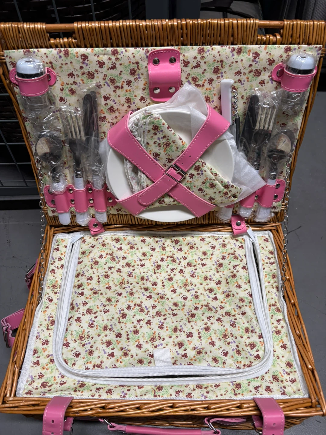 Wicker Picnic Basket with Floral Lining and Pink Accents - photo 2